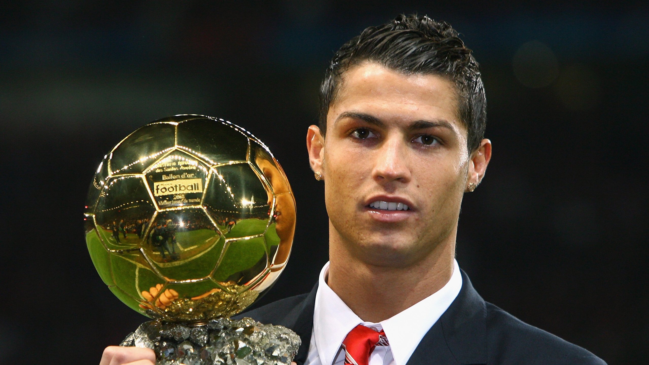 欧冠小组赛：巴萨4比0横扫法兰克福 莱万、佩德里、拉菲尼亚联袂进球